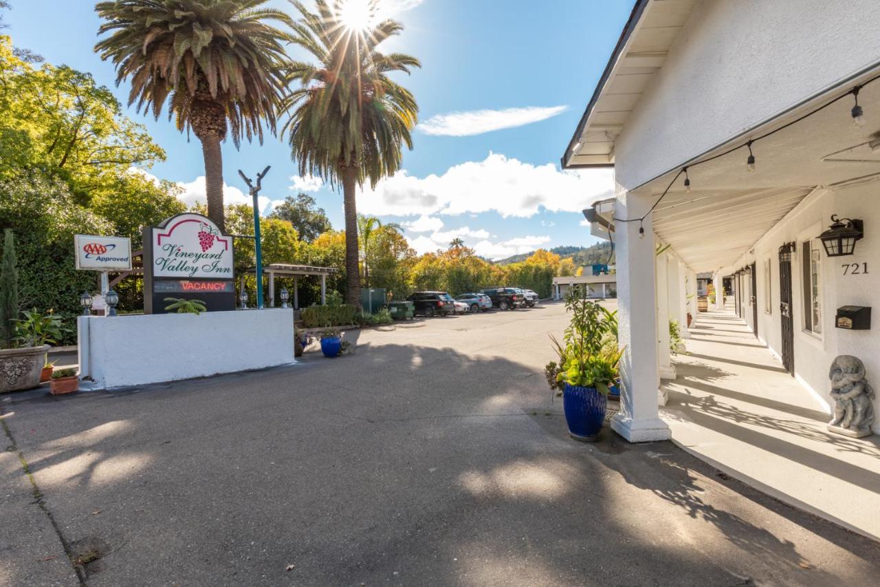 Vineyard Valley Inn Cloverdale Extérieur photo