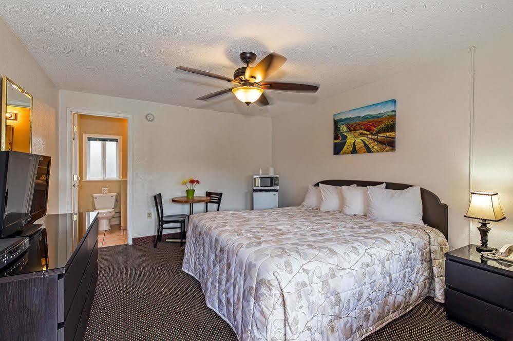 Vineyard Valley Inn Cloverdale Extérieur photo